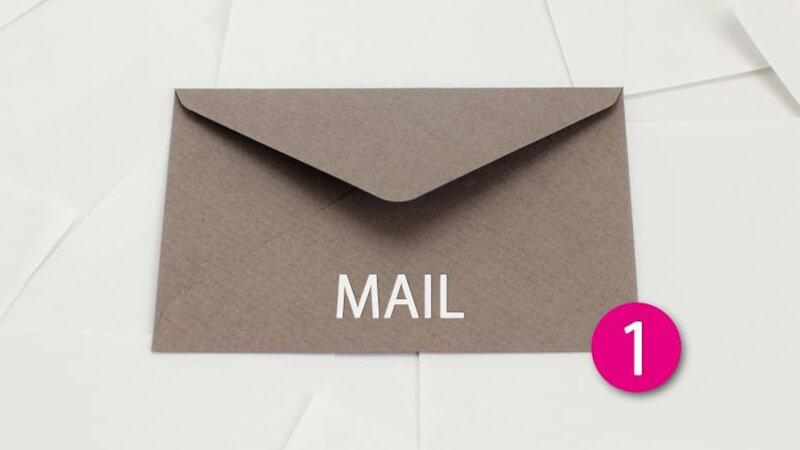 ></p>
<p>面白いメルマガを配信する企業には、読者であるユーザーにファンが多い事例も少なくありません。メルマガの面白さは読者の受け取り方次第です。しかし、社員のプライベートな話題や社内行事の様子などを織り込むことで親近感を感じて、もらえることは多くあります。</p>
<p>メルマガは多くの企業が配信しているため、1日に何通も受け取る方も少なくありません。そのため、内容が面白くなければ目を通してもらえないこともあります。メルマガの中身を見てもらえなくては、宣伝したい内容が伝わらず、広告効果は思ったように得られません。</p>
<p>そこで、内容を工夫して面白いと思ってもらえるメルマガを配信することで、読者との絆を深めることも可能です。継続的に面白いメルマガを配信すれば、読者は次を期待し、読み続けてもらえます。こうして、コツコツと読者がファンになってくれるようなメルマガを配信していきましょう。</p>
<h2>人気の面白いメルマガに共通する5つの特徴</h2>
<p><img decoding=