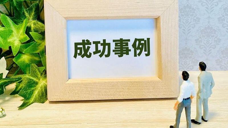 ></p>
<p>ここではOne to Oneマーケティングの成功事例を2つご紹介しましょう。1つはIT業界でよく見られる事例です。ソフトウェアを提供している企業が、トライアル版を無料にしておき、利用頻度が高い人に絞って有料版を案内する方法です。</p>
<p>無料版を利用した人すべてに有料版の案内をすると、押し付けがましい印象を与えてしまいます。利用頻度が高い人はそのソフトウェアに好感を抱いているので、効率よくマーケティングが行えるわけです。</p>
<p>もう1つは飲食業界でよく見られるクーポン券です。企業はスマホアプリなどを通じて、顧客のプロファイルを入手し、それぞれに合わせたクーポンを発行します。</p>
<p>飲食店では、子供・主婦・サラリーマンなど属性の違いにより、顧客が注文する商品は異なります。それぞれに合わせたクーポンを用意することで、利用される機会を増やすというわけです。</p>
<h2>まとめ：One to Oneマーケティングで実現する顧客中心主義</h2>
<p><img decoding=