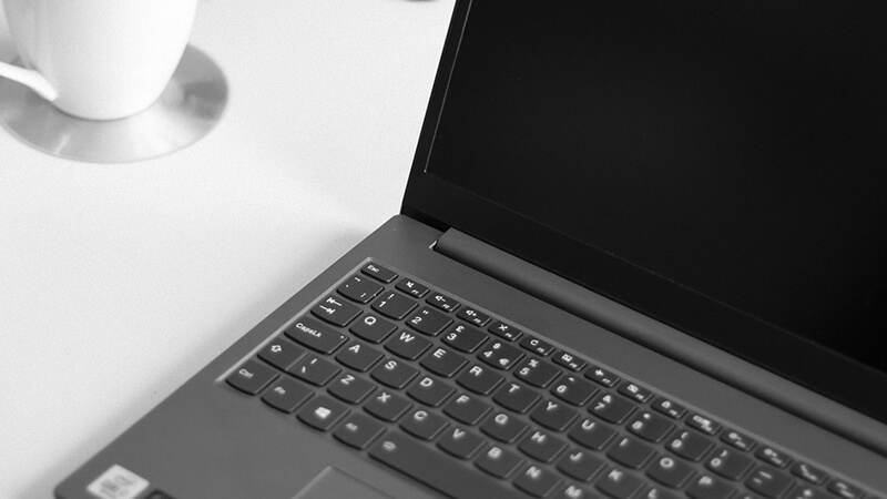 ></p>
<p>次に、STARTTLSの設定と確認方法について紹介していきます。</p>
<ul>
<li>メールサーバーでのSTARTTLS設定手順</li>
<li>STARTTLSが有効化されているか確認する方法</li>
</ul>
<h3>メールサーバーでのSTARTTLS設定手順</h3>
<p>メールサーバーでのSTARTTLS設定手順は以下の通りです。</p>
<ol>
<li>メールサーバーのコントロールパネルにアクセス</li>
<li>「メール」をクリック</li>
<li>「設定」または「メール設定」をクリック</li>
<li>「SMTP」「サーバー設定」「詳細設定」などをクリック</li>
<li>「セキュリティ設定」または「接続の保護」欄を確認</li>
<li>「STARTTLS」を選択</li>
<li>「OK」を押下</li>
</ol>
<p>STARTTLSの<strong>設定場所は利用しているメールサーバーによって異なります</strong>が、目安となる項目については可能な限り上記の手順に明記しました。似たような文言が明記されたタブ・ボタンなどをクリックしてみてください。</p>
<p>またすべてのメールソフトがSTARTTLSに対応しているわけではありません。未対応の場合は上記の手順に沿って設定を行おうとしても「STARTTLS」が選択できない可能性もあります。</p>
<p>対応の有無や詳しい設定方法については、メールソフトのサポートページを確認してください。</p>
<h3>STARTTLSが有効化されているか確認する方法</h3>
<p>STARTTLSの設定が有効化されているか確認するには、テスト送信を行います。</p>
<p>送信したメールが有効化されているか確認する際は、Gmailを活用しましょう。</p>
<p>有効化を確認したいメールサーバーからGmailメールアドレス宛にメールを送信します。Gmailでは受信したメールが暗号化されていない場合、<span style=