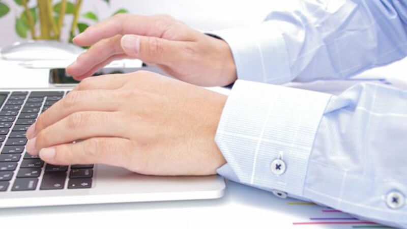 ></p>
<p>次に、大容量ファイルをGmailで送信する方法について紹介していきます。</p>
<p>・方法1：Googleドライブを活用する<br>・方法2：ファイル転送サービスを利用する<br>・方法3：ファイルを圧縮して容量を減らす<br>・方法4：大きなファイルを分割して送信する</p>
<h3>方法1：Googleドライブを活用する</h3>
<p>Gmailで大容量ファイルを送信する最も簡単な方法は、<strong>Googleドライブを活用</strong>することです。Googleドライブは、Googleが提供するクラウドストレージサービスで、Gmailとシームレスに連携していますので簡単に利用できます。</p>
<p>次の手順を参考にしてください。</p>
<p><strong>1．ファイルをGoogleドライブにアップロードする</strong><br>まず、<a href=