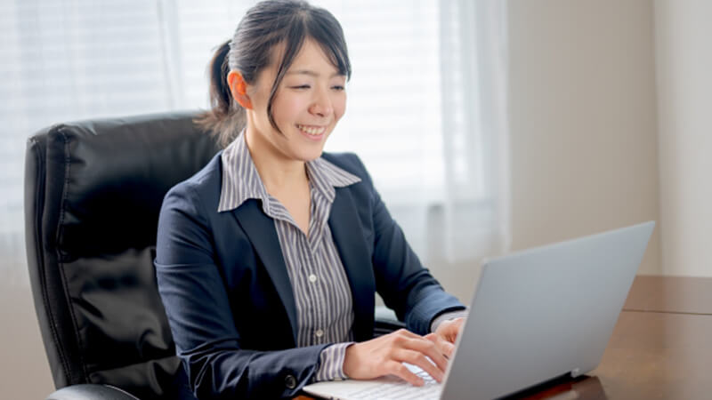 ></p>
<p>Gmailで送信できるファイルの最大サイズは25MBです。</p>
<p>25MBよりも大容量のファイルを送信する場合は、Googleドライブの活用、ファイル転送サービスの利用、ファイルの圧縮、大きなファイルの分割を検討してください。</p>
<p>なお、GmailはGoogleドライブとあわせて15GBまでしか保存できません。15GBを超えるとメールの送受信ができなくなります。定期的に不要メールを削除するなど、整理をしましょう。</p>