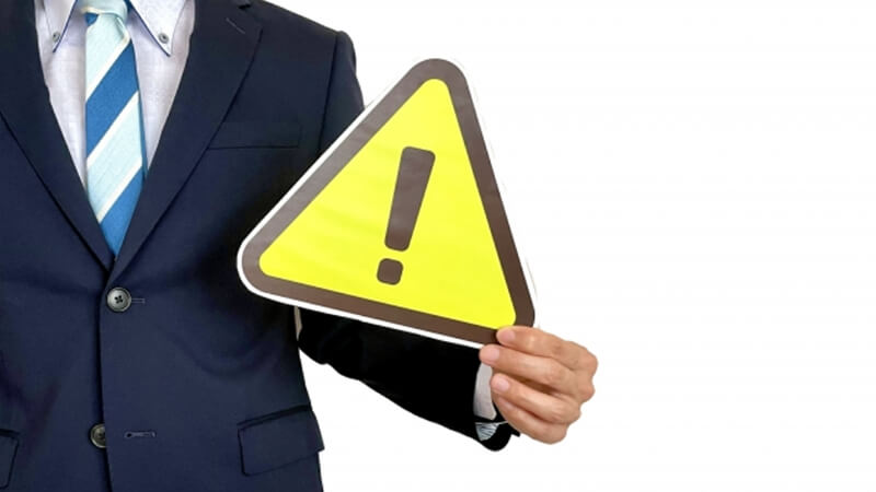 ></p>
<p>ここからは、開封確認機能を使う際のマナーと注意点について紹介していきます。</p>
<ul>
<li>相手のプライバシーへ配慮し、必要最低限の使用に留める</li>
<li>状況に応じて開封確認の必要性を見極める</li>
<li>開封確認に頼りすぎず、他の手段も併用する</li>
</ul>
<h3>相手のプライバシーへ配慮し、必要最低限の使用に留める</h3>
<p>開封確認機能は相手のプライバシーへ配慮し、必要最低限の使用に留めることをおすすめします。<br>開封確認はメール送信者側にとってメリットのある機能で、メール受信者側にとっては行動を把握されるデメリットしかない機能となります。</p>
<p>そのため、開封確認機能を採用する際には、相手のプライバシーについて考えて導入するかじっくり判断することが大切です。</p>
<h3>状況に応じて開封確認の必要性を見極める</h3>
<p>開封確認機能は状況に応じて必要かどうか判断することも必要です。<br>開封確認機能は相手の行動データを把握できる点で優れています。</p>
<p>しかし、<strong>最も重要なデータはメールに添付したリンクから商品・サービスを購入した顧客のデータ</strong>です。<br>リンクを開いた顧客・商品やサービスを購入した顧客の詳細なデータは他のツールで獲得できます。</p>
<p>本当に開封確認機能でなくてはならない理由を明確にした上で導入を進めてください。</p>
<h3>開封確認に頼りすぎず、他の手段も併用する</h3>
<p>顧客のデータを集める際には、開封確認機能に頼りすぎず、他の手段の併用も検討しましょう。<br>開封確認機能で集められるデータは限られており、必要なデータが足りないために正しい分析ができていないケースも想定されます。</p>
<p>開封確認機能は使いつつ、他に必要なデータが明確な場合は、他のデータ収集の手段と併用することをおすすめします。</p>
<h2>メール配信システムを活用した効率的な配信方法</h2>
<p style=