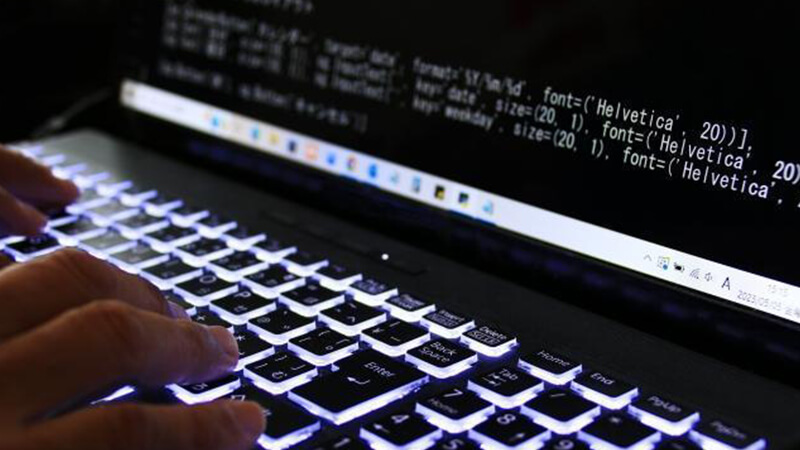 ></p>
<p>メールのブラックリストとは、<strong>特定のIPアドレスやドメインをスパム行為や不正行為を理由にリスト化し、メールの送信を制限する仕組み</strong>です。</p>
<p>ブラックリストに登録されると、正当なメールであってもブロックされ、相手に届かない恐れがあります。</p>
<p>ビジネスにおいて重要なコミュニケーション手段であるメールが届かなくなると、取引や連絡が滞り、業務に重大な支障をきたす恐れがあります。</p>
<p><span style=