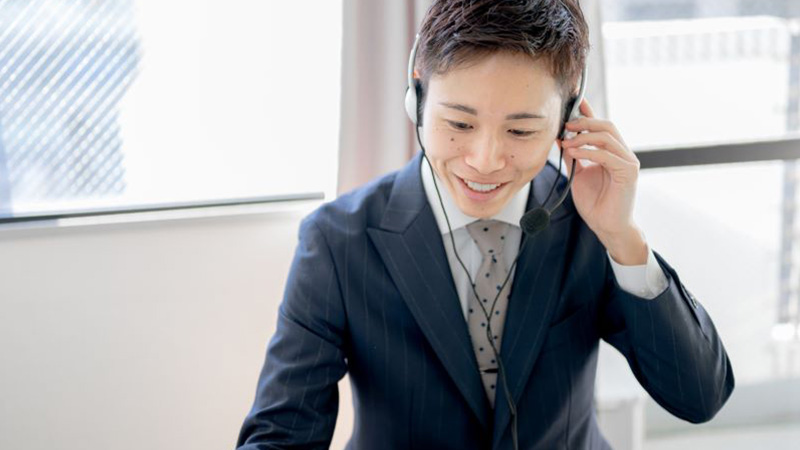 ></p>
<p>インサイドセールスとは、マーケティングや営業における手法の1つです。イベントや名刺交換などで知り合ったリードに対して、電話やメール、Web会議ツールなどを使って非対面で行う営業活動を指します。</p>
<p>インサイドセールスは、自社の製品やサービスの情報を提供するだけではありません。リードの現状把握や育成といった側面もあります。そのため、インサイドセールスを丁寧に行うことでリードとの信頼関係を構築し、商談の獲得も可能です。</p>
<p>ここでは、そうしたインサイドセールスとフィールドセールスやテレアポとの違いを解説します。インサイドセールス以外の営業方法との違いを把握し、どのように展開すべきかの理解に努めてください。</p>
<h3>インサイドセールスとフィールドセールスの違い</h3>
<p>インサイドセールスとフィールドセールスの違いは、役割です。従来の営業手法では、新規顧客の開拓から受注までを1人の営業担当者が全て行っていました。現在でもそうした手法で営業活動を続ける企業は日本中にあります。</p>
<p>しかし、現在は新規顧客の開拓をインサイドセールスが行い、詳細な商談はフィールドセールスが担当する方法も増えています。インサイドセールスは商談の機会を獲得するまでを担当し、フィールドセールスは商談での営業活動から受注までが担当です。</p>
<p>インサイドセールスとフィールドセールスと役割を分けることで担当業務が絞り込まれるため、効率的に営業活動が行えます。<span style=