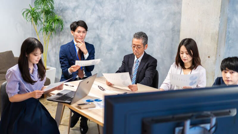 ></p>
<p>ここからは、インサイドセールスの運用と組織づくりのポイントについて紹介していきます。</p>
<ul>
<li>マーケティング部門との連携体制の構築</li>
<li>データ活用を促進するツールの導入</li>
<li>明確なKPI設定と適切な人材配置</li>
<li>教育体制の整備とキャリアプランの策定</li>
</ul>
<h3>マーケティング部門との連携体制の構築</h3>
<p>インサイドセールスを運用する組織づくりには、マーケティング部門との連携体制の構築が欠かせません。なぜなら、<span style=