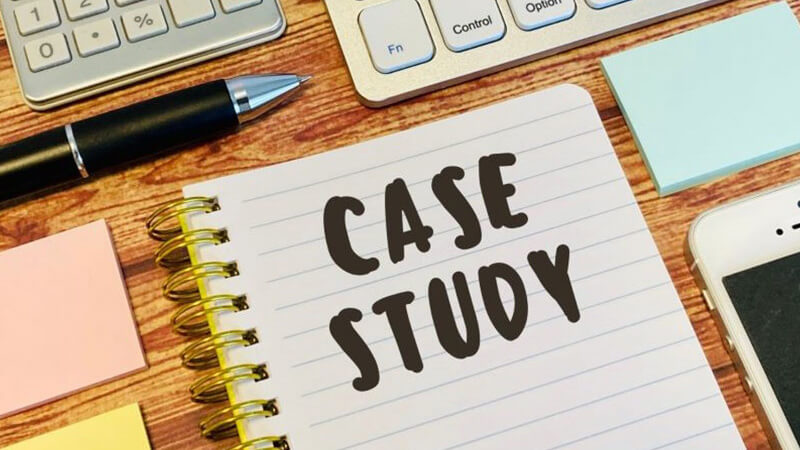 ></p>
<p>ここからは、インサイドセールス導入の成功事例について紹介していきます。</p>
<ul>
<li>営業効率化で商談獲得数が2倍に増加した事例</li>
<li>インサイドセールス導入で新規顧客獲得数が大幅アップした事例</li>
</ul>
<h3>営業効率化で商談獲得数が2倍に増加した事例</h3>
<p>インサイドセールスを導入することで営業活動を効率化し、商談の獲得件数を2倍に増やすことに成功した企業があります。その企業では元々BtoCで営業を行っていましたが、BtoBでの商談獲得を苦手としていました。</p>
<p>そこで、インサイドセールスを取り入れて、営業体制の改善に着手しました。テストマーケティングを実施し、ターゲティングの方法やアプローチ手法の見極めにリソースを割きます。獲得した商談の営業担当からフィードバックを受けて、自社でのインサイドセールスの運用方法を構築しました。</p>
<p>その結果、インサイドセールスの導入から半年も経たないうちに、商談の獲得数が2倍に増加しています。インサイドセールスにより、リードのニーズを把握する方法を構築し、営業部門での顧客への理解度が深まりました。</p>
<h3>インサイドセールス導入で新規顧客獲得数が大幅アップした事例</h3>
<p>インサイドセールスを取り入れて、営業の手法をゼロから見直すことで新規顧客の獲得数が大幅に上昇した企業があります。その企業では、インサイドセールスに取り組むことで属人化していた営業活動を組織的に行えるようになりました。</p>
<p>営業活動が属人化すると、内容が見えなくなることが多々あります。そうなると、担当者しかわからないブラックボックスが発生することも珍しくありません。インサイドセールスを導入することでそうした状況を改善し、効率的な営業活動が可能となりました。</p>
<p>そうした取り組みの結果、新規顧客の獲得数が以前の2倍に増加しています。顧客獲得数が2倍というケースはそう多くありませんが、効率的な営業体制の構築は全ての企業で実現が可能です。</p>
<h2>まとめ：インサイドセールスで営業力強化と業績アップを目指そう</h2>
<p><img decoding=