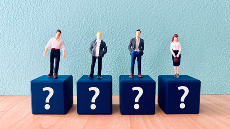 ></p>
<p>ここからは、MQLとSQLの基本：定義と重要性を解説について紹介していきます。</p>
<ul>
<li>MQL（Marketing Qualified Lead）とは？</li>
<li>SQL（Sales Qualified Lead）とは？</li>
<li>MQLとSQLの違いを比較</li>
</ul>
<h3>MQL（Marketing Qualified Lead）とは？</h3>
<p><strong>MQL（Marketing Qualified Lead）とは、日本語ではマーケティング認定リードと訳されます。</strong>ウェブ検索やコンテンツマーケティングなどのマーケティング手法で生成されたリードのうち、アンケートなどで特定の条件を満たしており、購入意欲が高いとみなされているリードを指します。</p>
<p><strong>マーケティング部門により認定されるため、MQLには営業部門からは連絡していません。つまりマーケティング部門が認定した潜在顧客ということになります。</strong></p>
<p>通常はマーケティング部門から営業部門に引き継がれますが、マーケティング手法により生成されたリードなので、営業部門の感覚とは異なる場合があります。</p>
<h3>SQL（Sales Qualified Lead）とは？</h3>
<p><strong>SQL（Sales Qualified Lead）は、日本語ではセールス認定リードと訳されます。営業担当者やセールス開発担当者（SDR）によってスクリーニングされたリードを指します。</strong></p>
<p>品質認定の基準には、ニーズがあるか・予算があるか・購入時期・関心があるか・購入権限があるか、などがあります。営業として対応すべきと判断したリードということになるでしょう。</p>
<p>リードはフォローアップのために、個人に割り当てられるのが普通です。営業担当者などがレビューを行い、潜在的なビジネスがあると認定するとビジネス商談に進みます。</p>
<p><strong>SQLは、わかりやすく「引き合い」と呼ばれることもあります。</strong></p>
<h3>MQLとSQLの違いを比較</h3>
<table class=