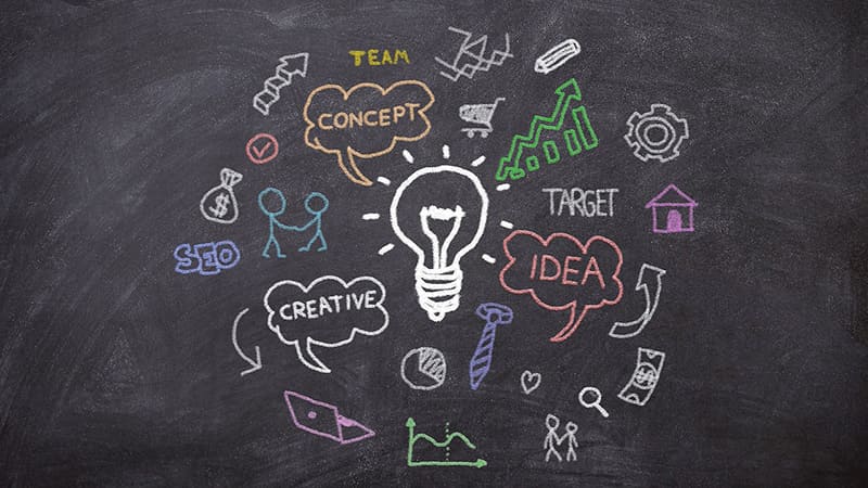 ></p>
<p>マーケティングとは、商品やサービスを効果的にターゲットに届け、販売を促進するための一連の戦略や手法のことを指します。<br>顧客のニーズを理解し、それに応えるための商品企画、販売戦略、アフターサービスまでのプロセス全体を包括しています。</p>
<p>特に近年では、デジタル技術の発展によりデジタルマーケティングやSNSマーケティングが重要な役割を果たしており、これらは企業が顧客と直接対話し、リアルタイムで反応を得る手法として注目されています。<br>マーケティングを正しく理解することで、企業の成長だけでなく、競争力の強化や市場での存在感の向上が期待できます。</p>
<h3>従来のマーケティングの定義</h3>
<p>従来のマーケティングは、主に4P（Product, Price, Place, Promotion）の観点からアプローチされてきました。商品をどのように企画し、価格をいくらに設定し、どの流通チャネルを通じて販売し、どのようにプロモーション活動を展開するかが中心的なテーマでした。</p>
<p>この4Pは、1960年に米国のマーケティング学者であるエドモンド・ジェローム・マッカーシーが提唱したもので、マーケティングミックスとも呼ばれます。<br>このアプローチにより企業は、自社の商品やサービスを効果的に市場に投入し、消費者に対して魅力的に見せることができました。</p>
<p>従来のマーケティングでは、市場調査を用いて顧客のニーズを把握し、それに基づいて市場戦略を立てることが重要視されました。広告やセールスプロモーションなどの手法を駆使して、商品認知度を高め、購買意欲を喚起することが主な目的でした。</p>
<p>この時代のマーケティング活動は、主にマス広告を利用し、広範な消費者層に向けたメッセージを一方向的に発信するのが一般的でした。<br>現在に比べてデジタル技術が未発達だったため、ターゲット顧客の正確なセグメント化や個別対応が難しい状況でしたが、それでも持続的なビジネス成長を支える重要な手法として位置付けられていました。</p>
<h3>最新のマーケティング定義</h3>
<p>現代のマーケティングは、単なる商品やサービスの販売促進だけにとどまりません。急速に進化するデジタル技術やインターネットの普及に合わせて、その定義も拡大しています。</p>
<p>最新のマーケティングは、顧客とのエンゲージメントを重視し、顧客データの分析に基づいて戦略を設計することが重要とされています。<br>具体的には、デジタルマーケティングやSNSマーケティングなど、新しいチャネルと手法を積極的に活用することで、ターゲットとする顧客に対して効果的に商品やサービスを提案します。</p>
<p>また、エクスペリエンス（体験）を提供することに焦点を当て、顧客満足度やブランドロイヤルティを向上させるための施策が必要です。<br>さらに、最新のマーケティングでは、持続可能なビジネス成長を目指し、社会的責任や環境への配慮も重要な要素として取り入れられています。<br>これにより、企業は単に利益を追求するだけでなく、社会や環境に対してもポジティブな影響を与えることが求められています。</p>
<p>このように、さまざまな新しい技術や価値観を組み込んだ最新のマーケティングは、現代のビジネス環境においてなくてはならない要素となっているのです。</p>
<h2>マーケティングの目的と重要性</h2>
<p><img decoding=