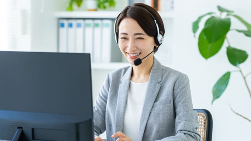 ></p>
<p>インサイドセールスとは、社内から電話やメール、オンライン会議ツールなどを活用して営業を行う手法です。<br>フィールドセールス（対面営業）と異なり、場所を問わず効率よくリード獲得やフォローアップを実施できます。テクノロジーの進化により、デジタルマーケティングやリモートワークが一般的になった今、インサイドセールスの重要性はさらに高まっています。</p>
<p>また、インサイドセールスにはSDRとBDRという二つの異なる役割があり、これらの役割分担により、企業は営業活動をより効果的に管理し、競争力を高めることができます。</p>
<p>インサイドセールスを導入することで、企業は迅速かつ効果的な営業活動を実現し、販路拡大や顧客満足度の向上を図ることができるのです。</p>
<h2>インサイドセールスのSDRとBDRについて</h2>
<p><img decoding=