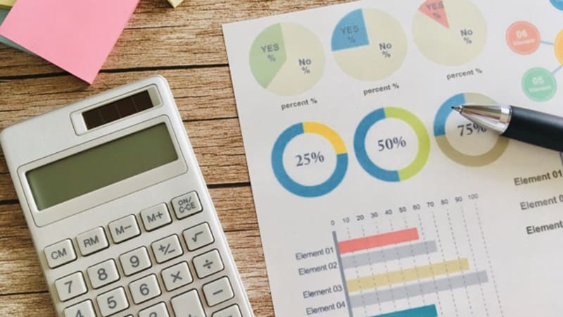 ></p>
<p>営業戦略とは、市場調査やターゲット設定、競合分析など、さまざまな要素を総合的に組み合わせた計画です。この章では、営業戦略の詳細や具体的な要素を掘り下げます。</p>
<p>現代の営業戦略では、デジタルトランスフォーメーションやデータドリブンなアプローチが求められています。これには、顧客データの分析や営業プロセスの自動化が含まれ、効率的かつ効果的な営業活動を実現します。つまり、営業戦略は企業の成長と成功を直接左右する重要な要素です。</p>
<h3>営業戦略と営業戦術の違いとは？</h3>
<p>営業戦略と営業戦術は似ていますが、異なる概念です。</p>
<p>営業戦略は長期的な目標達成を目指し、市場の動向や競合分析を基に包括的な計画を立てます。一方、営業戦術はその戦略を実行するための具体的な手法やアクションプランです。</p>
<p>例えば、新商品を市場に投入する戦略があった場合、その商品の販促キャンペーンをどう展開するかが営業戦術になります。営業戦略は大きな方針、営業戦術は現場での具体的な活動を意味します。</p>
<h2>営業戦略の立て方・立案方法を5ステップで紹介</h2>
<p><img decoding=