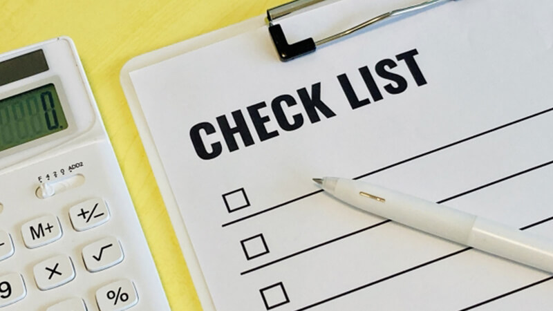 ></span></p>
<p><span>自社に最適なコンサル会社を選定するためには、いくつかの重要なチェックポイントがあります。ここでは、特に確認すべき点を見ていきましょう。</span></p>
<h3 dir=